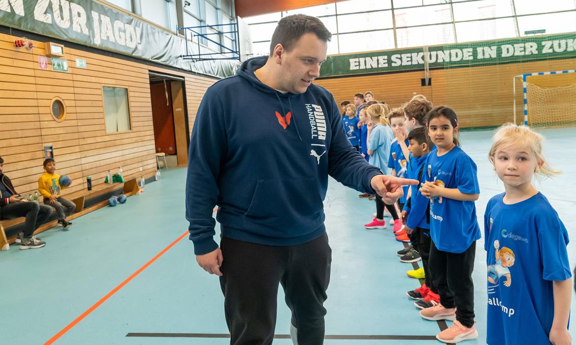 Nick Poethke leitete das degewo Mieter-Handballcamp.